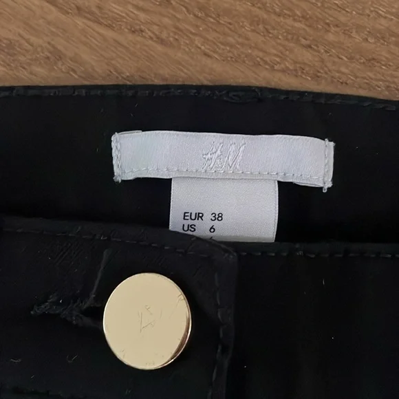 H&M Women's 6 Classic Black Skinny Denim Pants- Straight Leg - Picture 3 of 7